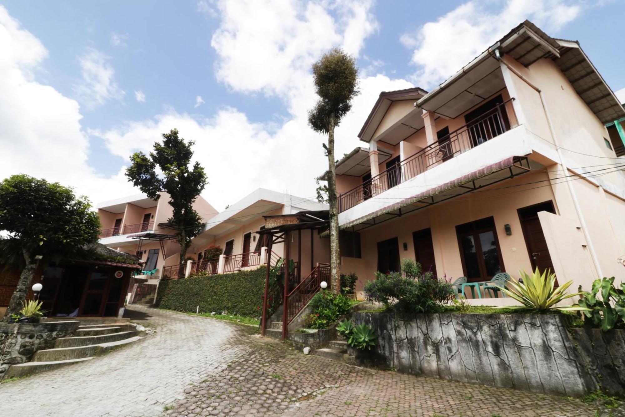 Villa Keluarga Bre Batunanggar Berastagi Exterior foto